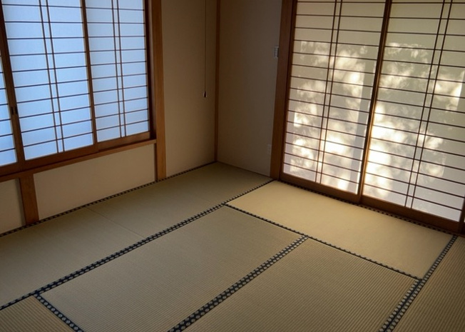 【寝室】 | 寝室でゆっくりと過ごすためにはベッド周りの適度な空間を担保することや窓の位置、照明の明るさ、寝室の広さなどを考える必要があります。自身や家族の構成とライフスタイルに併せて寝室にする部屋を選びましょう！