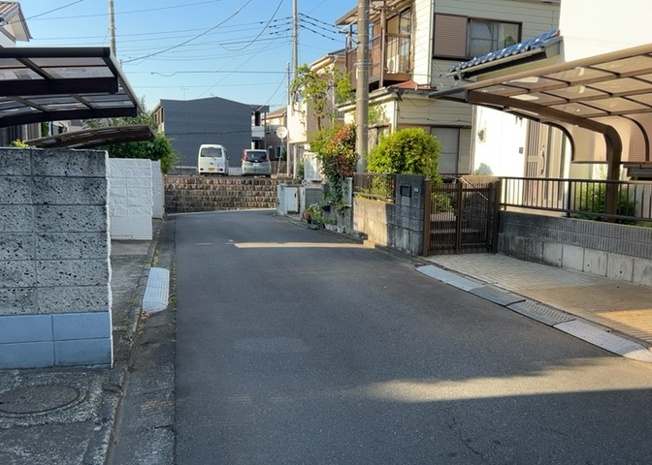 【前面道路含む現地写真】 | 住宅用の土地では前面道路に2m以上接していなければならないと法律で定められています。しかし、お持ちの車のサイズやライフスタイルなどにより、2mでは利便が悪い場合もございますので、事前に確認しましょう。