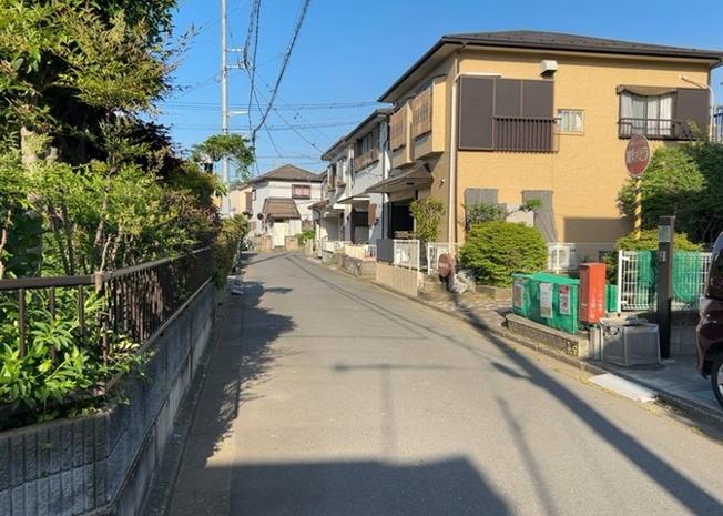 【前面道路含む現地写真】 | お持ちの車種によっては前面道路が広い方が便利でしょう。しかし、前面道路が広ければその分交通量が多くなるため、騒音などが気になる場合があります。実際に現地を見学し、周辺交通量や騒音などを確認しましょう！