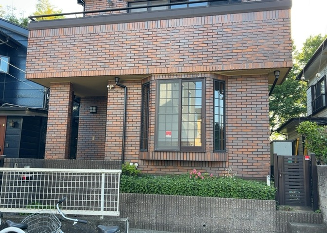 【構造・工法・仕様】 | 木造住宅とは土台、壁、柱など建築物の強度を支える構造体の材に木が使用されている構造を指します。構造体は建物の自重を支えるだけではなく風圧や水圧、積裁荷重などあらゆる衝撃に耐えるための基礎です。