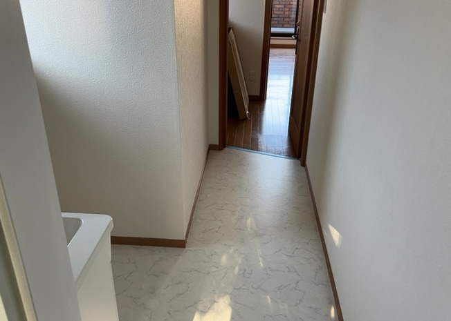 【脱衣所】 | 多くの戸建て住宅で見かける洗面脱衣所は、洗面台と洗濯機が2畳ほどのスペースに並べられていて、洗面所が脱衣所を兼ね備えている間取りが一般的です。お客様が利用することもある、パブリックな空間でもあります。