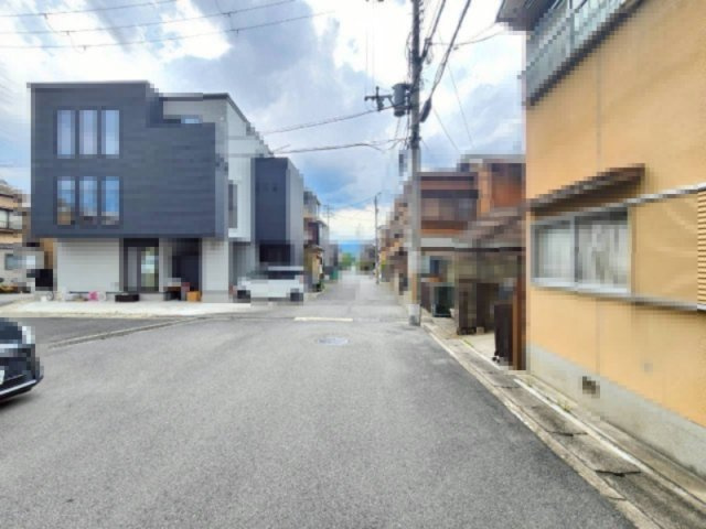 京都市伏見区羽束師鴨川町の前面道路含む現地写真|前道は広々約5.9ｍ！お車の駐車も安心です。
