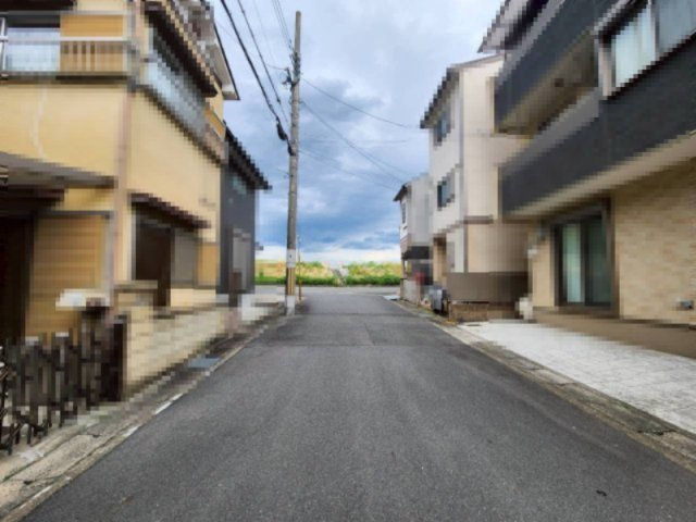 京都市伏見区羽束師鴨川町の前面道路含む現地写真|住宅街ですが、前道が広く、解放感ある立地です！