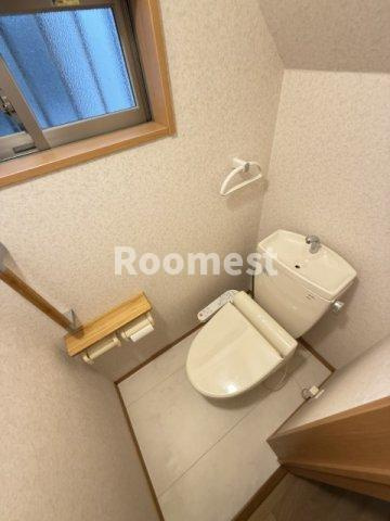 新野辺北町貸家のトイレ|ゆったりとした空間のトイレです