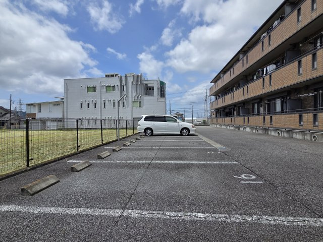 サンハイムさつきの駐車場