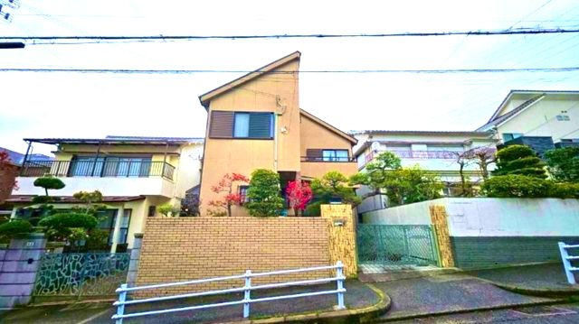 滝谷町2丁目の前面道路含む現地写真|南から明るい光が射し込む陽だまり空間
