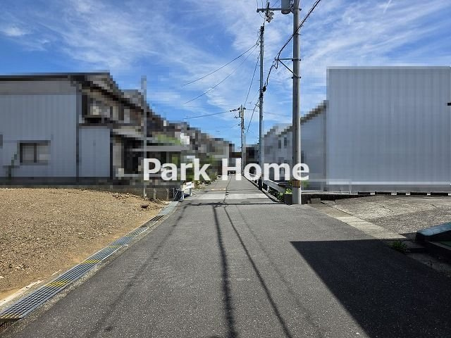 高知市朝倉西町 ⑥ 新築戸建ての前面道路含む現地写真