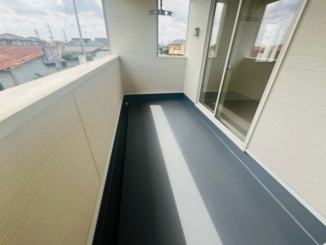 【Cradle Garden】　古河市中田　第６　全2邸のバルコニー|〇１号棟　バルコニー〇
日当たり良好なバルコニー！２居室から出入りできるので、お布団を干す際にもとても便利です♪
2026年8月撮影