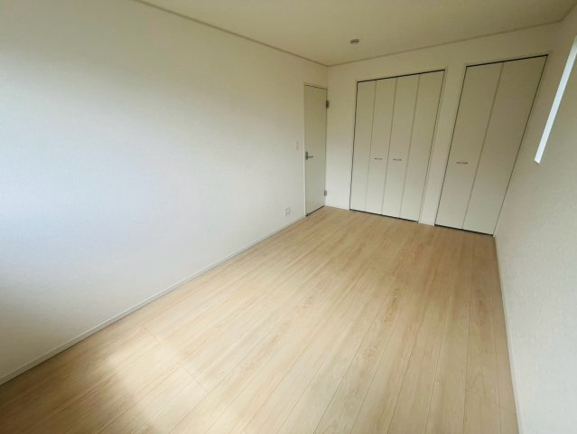 【Cradle Garden】　古河市中田　第６　全2邸の洋室|〇１号棟　洋室　7.5帖〇
こちらのお部屋にはクローゼットが２ヶ所ございます♪たっぷりの収納スペースで住空間もスッキリ広々します（＾＾）
2026年8月撮影