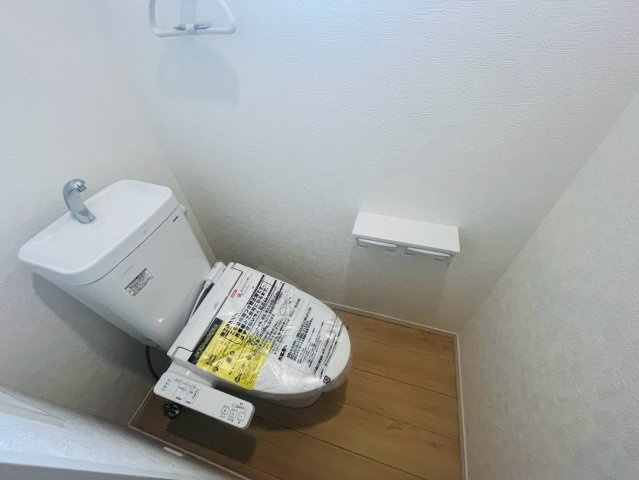 【Cradle Garden】　古河市中田　第６　全2邸のトイレ|〇１号棟　トイレ〇
ウォシュレット付きトイレ。1.2階にトイレがあるので忙しい朝でも安心です♪
2026年8月撮影