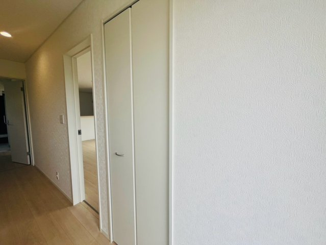 【Cradle Garden】　古河市中田　第６　全2邸の収納|〇１号棟　玄関ホール収納〇
玄関から入ってすぐの場所にあるので、コートや鞄を置いておくことができます（＾＾）外からの汚れを持ち込まない工夫がされています♪
2026年8月撮影