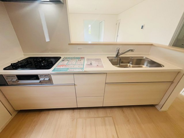 【Cradle Garden】　古河市中田　第６　全2邸のキッチン|〇１号棟　キッチン〇
広々しているので、ご夫婦で会話を楽しみながらお料理をすることができます。
2026年8月撮影
