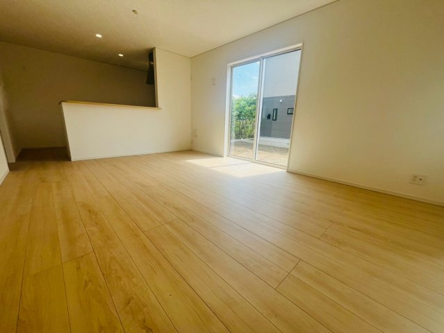 【Cradle Garden】　古河市中田　第６　全2邸の居間・リビング|〇１号棟　リビング〇
落ち着きのある木目調のリビング。南面に窓がございますので太陽の光を反射し、室内を明るく保つことができます。
2026年8月撮影