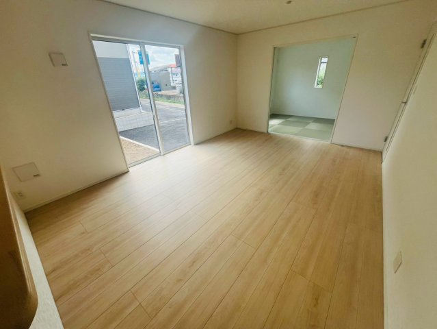 【Cradle Garden】　古河市中田　第６　全2邸の居間・リビング|〇１号棟　リビング〇
明るいリビング。続き間の和室と合わせると更に開放的な空間が広がります♪
2026年8月撮影