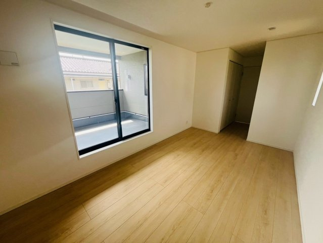 【Cradle Garden】　古河市中田　第６　全2邸の洋室|〇２号棟　洋室　8.5帖〇
バルコニー面するクローゼット付き主寝室。バルコニーへ出入りすることが出来るのでお布団を干す際にとても便利です♪
2026年8月撮影