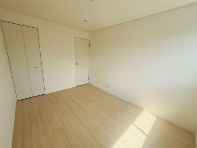 【Cradle Garden】　古河市中田　第６　全2邸の洋室|〇２号棟　洋室　6帖〇
各居室収納付き！窓から明るい日差しが差し込みます♪
2026年8月撮影