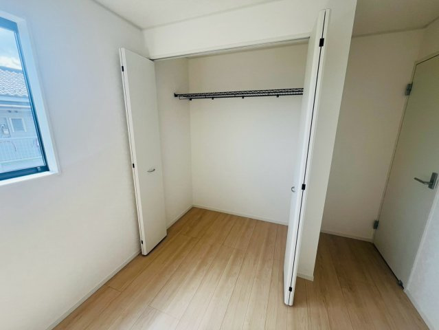 【Cradle Garden】　古河市中田　第６　全2邸の洋室|〇２号棟　洋室　5帖〇
上の空間も最大限活かせる収納です♪
2026年8月撮影