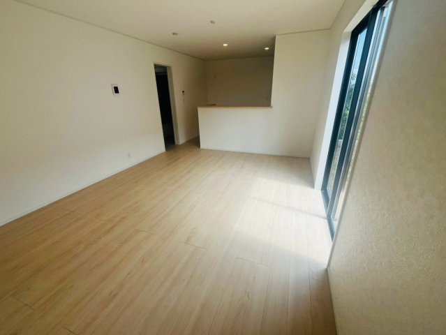【Cradle Garden】　古河市中田　第６　全2邸の居間・リビング|〇２号棟　リビング〇
落ち着きのある木目調のリビング。南面に窓がございますので太陽の光を反射し、室内を明るく保つことができます。
2026年8月撮影