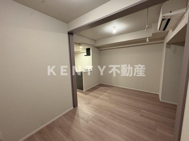 【居間・リビング】 | シーズンフラッツ大森北三丁目 | こちらの居間で趣味の時間をお楽しみください