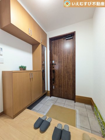 深谷市西島　中古戸建の玄関|玄関がいつも片づく大容量シューズボックス
充実の収納設備で玄関がすっきり綺麗に過ごせると快適ですよね♪
