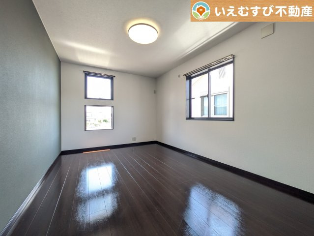 深谷市西島　中古戸建の洋室|2面採光で明るい居室
たっぷりの採光で自然光の差し込む明るいお部屋！新生活を想像すると楽しみが増しますね♪