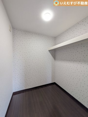 深谷市西島　中古戸建の収納|たっぷりの収納力を備えたウォークインクローゼット
たくさん収納できるので季節物やかさばるバッグなども片付きます♪