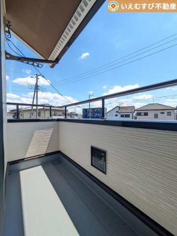 深谷市西島　中古戸建のバルコニー|南バルコニーで毎日のお洗濯もラクラク快適
しっかり太陽の光が降り注ぐ南向きなのでお洗濯物が乾きやすい♪
