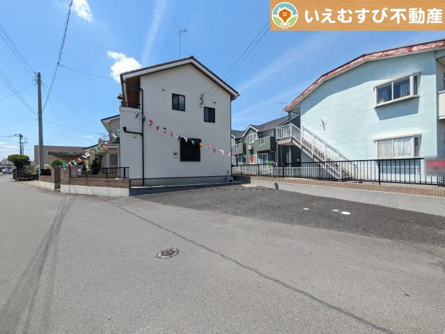 深谷市西島　中古戸建の駐車場|2台駐車可能なスペース完備
しっかり舗装してある駐車スペースで天気が悪く足元が悪い日でも乗り降りしやすい♪