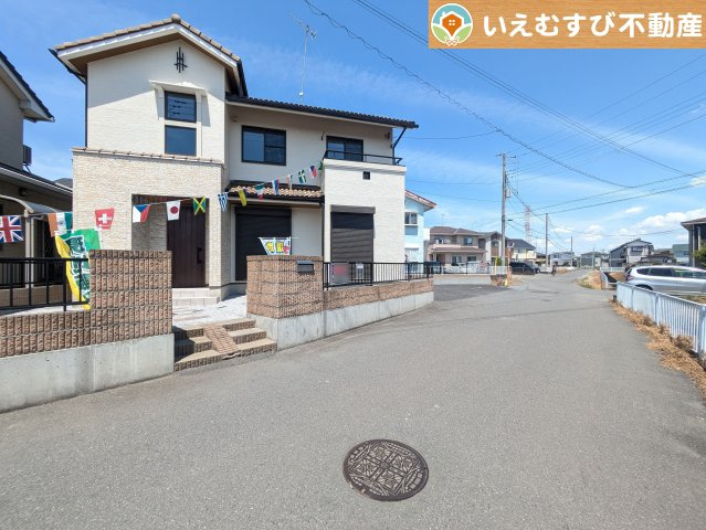 深谷市西島　中古戸建の前面道路含む現地写真|充分な広さの前面道路
間口が広くお車の出し入れも問題なく行えるスペースが確保されています♪