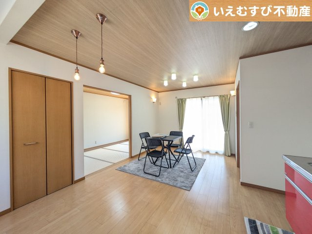 深谷市西島　中古戸建の居間・リビング|ナチュラルな色合いで落ち着いた印象のリビングダイニング
ぬくもりのあるナチュラルな空間。グリーンを飾っても相性が良さそうですね♪