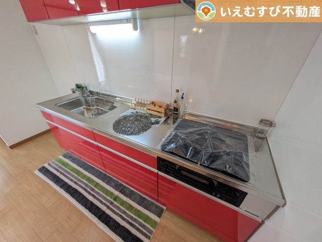 深谷市西島　中古戸建のキッチン|機能性収納性に溢れるキッチン
収納もたっぷり付いていてすっきり片付く！毎日楽しくお料理が出来そうです！