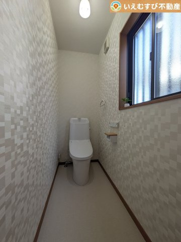 深谷市西島　中古戸建のトイレ|シンプルで清潔感のあるトイレ
窓付きで明るく、お掃除しやすいシンプルな空間♪