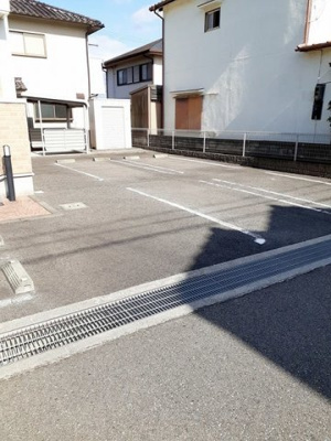【駐車場】 | ロークアット | 駐車場があるので、車を買う予定の方も安心です