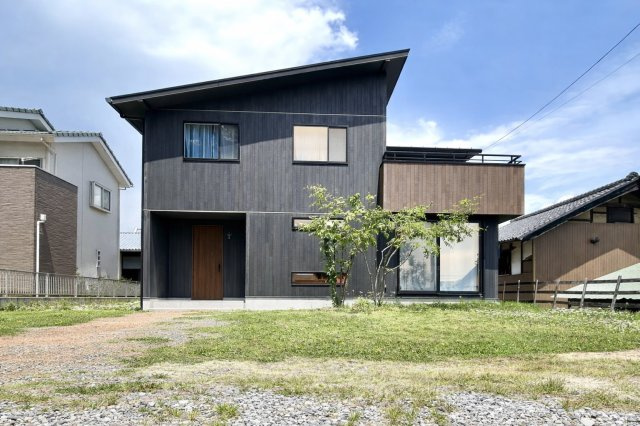 【中古戸建】高崎市金古町の外観|■外観｜土日のご見学はもちろん、平日・夜間のご案内も大歓迎です♪「今から見たい」や「仕事終わりに見たい」にもご対応できますのでお気軽にお問い合わせください♪