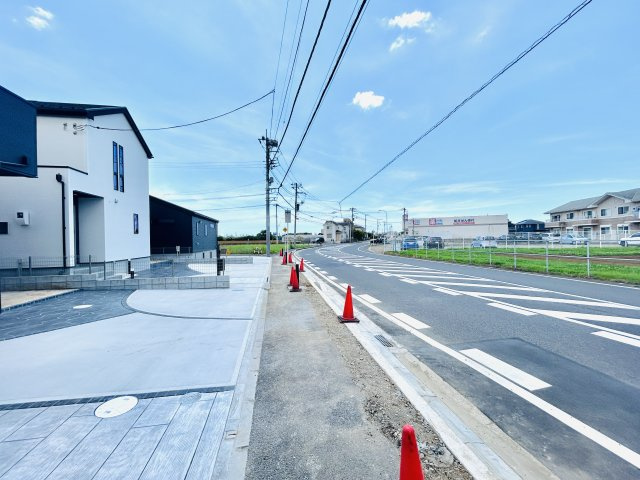 グラファーレ四街道鹿渡６期の前面道路含む現地写真