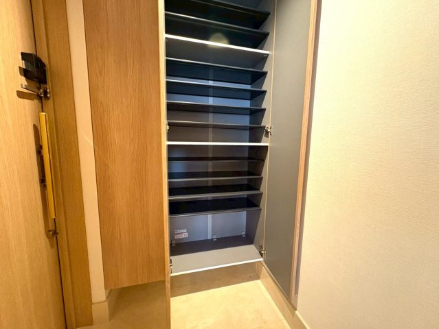 ライオンズマンション広尾南の玄関|玄関横にはシューズボックスがついているため、片付いた玄関がキープできます！

現地ご見学希望・資料請求などお気軽にお問い合わせ下さい！
03-5990-5201