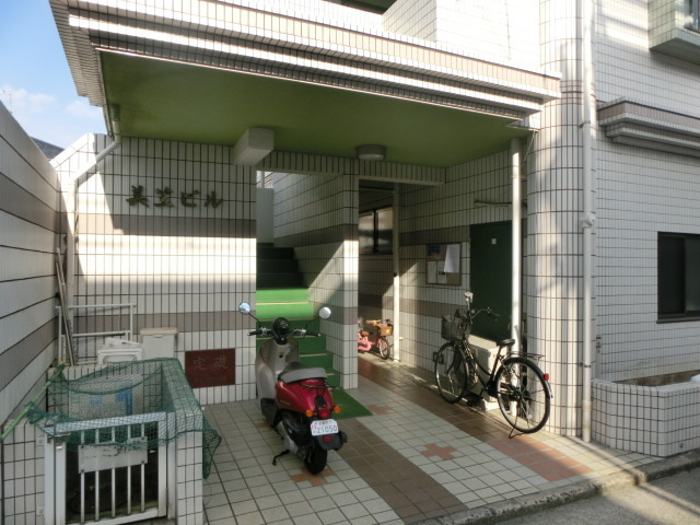 美笠ビルのエントランス