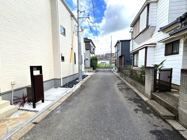 新築戸建て　流山市東初石3丁目の前面道路含む現地写真