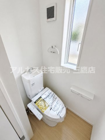 京王線 西調布駅 19分 新築戸建 調布市富士見町3丁目の洋室|大きな窓とクローゼットを備え、衣類や荷物をまとめて整理しやすい洋室です。
