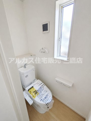 京王線 西調布駅 19分 新築戸建 調布市富士見町3丁目の洋室|窓を備えた白基調の洋室で、シンプルな内装が家具選びの幅を広げます。
