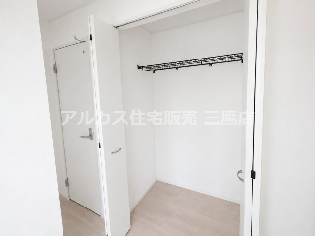 京王線 西調布駅 19分 新築戸建 調布市富士見町3丁目の駐車場|建物脇に設けられた、舗装済みのカースペースです。