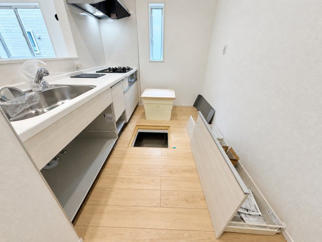京王線 西調布駅 19分 新築戸建 調布市富士見町3丁目の独立洗面台|三面鏡付き洗面化粧台と小窓を備え、身支度しやすい洗面室です。