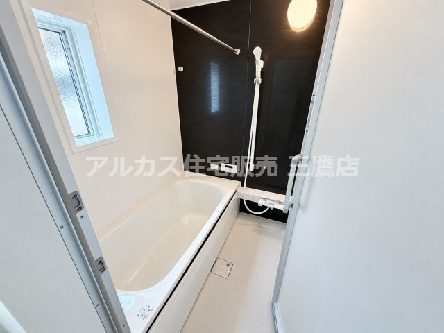 京王線 西調布駅 19分 新築戸建 調布市富士見町3丁目のトイレ|小窓と手洗い付き便器を備え、換気にも配慮されたトイレです。
