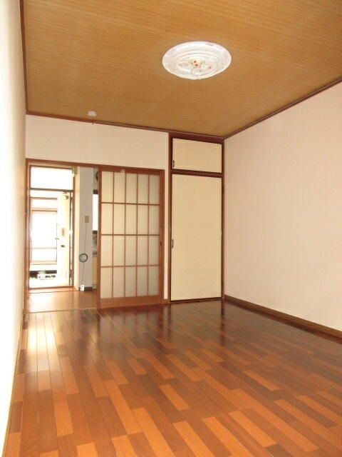 厚木市林２丁目のアパートの居間・リビング