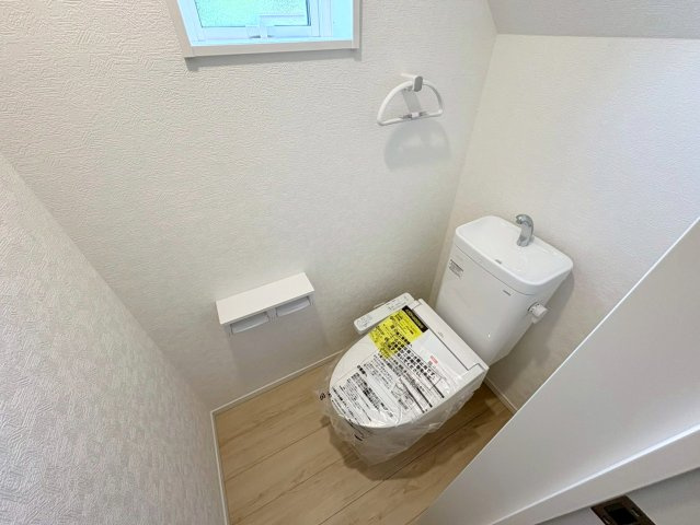 【商談中】クワイエ　岐阜市柳津町高桑第3　全1区画分譲のトイレ|超表面平滑加工とイオンパワーの「セフィオンテクト」加工で、汚れが付きにくく落ちやすい仕様のトイレです。
またツイントルネード洗浄で少ない水でも前方の返し部分から後方部までしっかり洗浄できます！