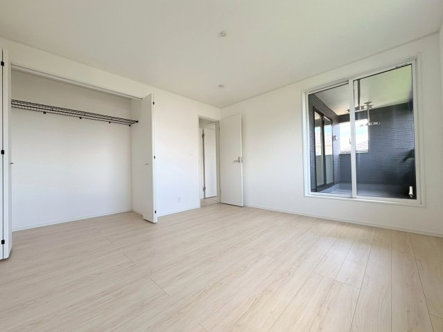 【商談中】クワイエ　岐阜市柳津町高桑第3　全1区画分譲の寝室|全居室にたっぷり収納できる大型収納を設置。窓ガラスは、断熱性能や結露防止効果の高いペアガラスを採用！
高い断熱性と共にガラス面の結露対策にも効果を発揮し湿気によるカビの発生を抑止します。