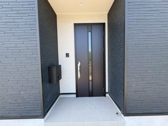 クワイエ　岐阜市柳津町高桑第3　全1区画分譲の玄関|玄関ドアの取手ハンドル部分にセンサーがついて、カードタイプ・シールタイプのキーで施錠が可能で便利です。
お買い物の荷物で手が塞がっていても、楽々開錠できます。毎日の外出前の時間も短縮されて快適です！