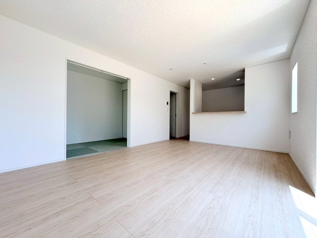 クワイエ　岐阜市柳津町高桑第3　全1区画分譲の居間・リビング|フローリング材は木目調でナチュラルな美しさ。様々な傷やクラックの発生を大幅に抑える特殊加工済みです。
床材に受ける様々な傷や、温度・湿度変化によるクラックの発生を大幅に抑える特殊加工を施工済み。
