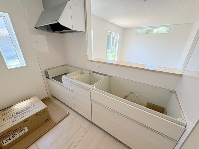 クワイエ　岐阜市柳津町高桑第3　全1区画分譲のキッチン|お手入れがラクなステンレスをワークスペース部分トップに使用した、機能的で美しいシステムキッチンです。
浄水器組込み水栓でシンクまわりがスッキリ広々お使いいただけます。フラットな造りでお掃除も楽々です。