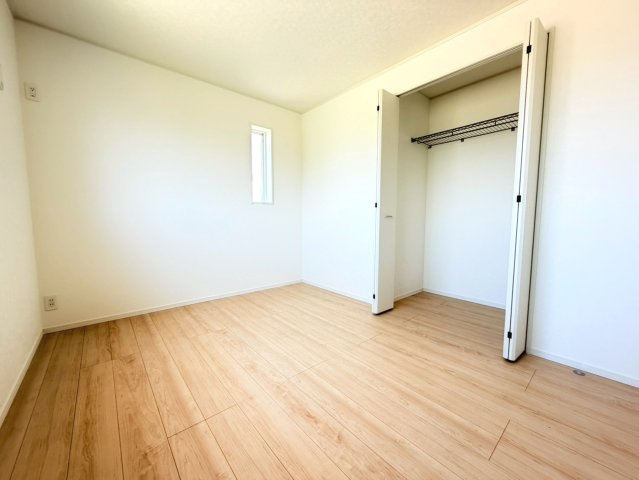 クワイエ　本巣市早野第1　全1区画分譲の洋室|建具やクロスなどをトータルデザインでコーディネートしており、室内に落ち着きと安らぎを与えてくれます。
全居室収納付き！寝室やお子様のお部屋がスッキリ片付きます。